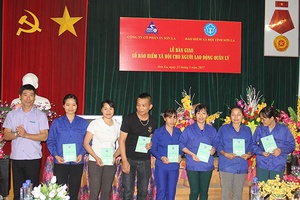 Bàn giao sổ BHXH cho người lao động:  Giúp người lao động giám sát việc thực hiện các chế độ, chính sách về BHXH