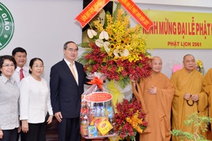 Chủ tịch MTTQ Việt Nam Nguyễn Thiện Nhân thăm, chúc mừng Đại lễ Phật đản tại TP. Hồ Chí Minh