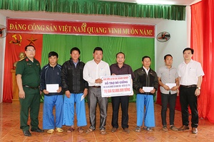 Báo Sơn La:  Tặng bò giống cho các hộ nghèo xã Hang Chú.