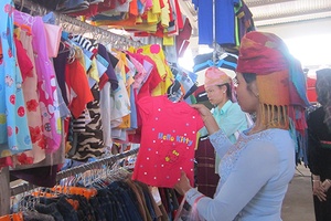 Chợ phiên  dưới chân đèo Pha Đin