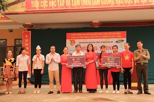 Đoàn Thanh niên Công an tỉnh và Công ty CP MVG Việt Nam: Tặng hệ thống máy lọc nước và quần áo đồng phục cho học sinh Trường THCS Chiềng Cơi