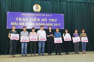 Liên đoàn Lao động tỉnh: Trao tiền “Mái ấm công đoàn” năm 2017