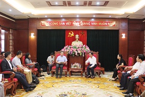 Các đồng chí lãnh đạo tỉnh tiếp Đoàn công tác của Tổ chức Y tế Thế giới (WHO) và Bộ Y tế