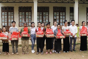 CLB Tình nguyện Hà Nội: Tặng 45 suất quà cho nhân dân bản Huổi Tóng