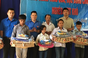 Quỹ Tấm lòng Việt trao quà, học bổng cho đoàn viên, học sinh nghèo vượt khó