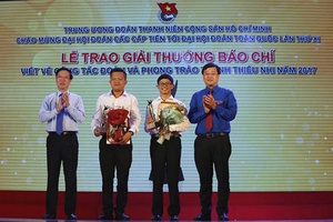 Đồng chí Võ Văn Thưởng trao giải thưởng “Báo chí viết về công tác Đoàn và phong trào thanh thiếu nhi” năm 2017