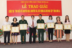 Trao giải cuộc thi “Tìm hiểu về khuyến học, khuyến tài, xây dựng xã hội học tập” tỉnh năm 2017
