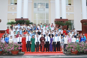Đồng chí Tòng Thị Phóng, Ủy viên Bộ Chính trị, Phó Chủ tịch Thường trực Quốc hội gặp mặt các học viên lớp bồi dưỡng tiếng Việt cho cán bộ các tỉnh Bắc Lào