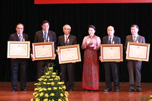 Lễ trao tặng Huân chương của Chủ tịch nước CHXHCN Việt Nam cho các cá nhân nước CHDCND Lào