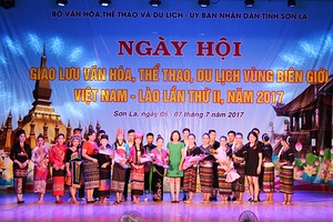 Khai mạc Liên hoan nghệ thuật quần chúng và trình diễn trang phục truyền thống dân tộc