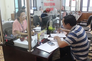 Thành phố: Nhiều giải pháp quyết liệt để tăng thu  ngân sách trên địa bàn Bộ phận một cửa, Chi cục Thuế Thành phố giải quyết thủ tục cho người nộp thuế.