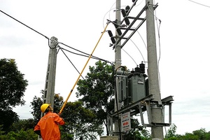 Niềm vui khi điện về bản