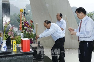 Thủ tướng Nguyễn Xuân Phúc dâng hương tại Khu di tích lịch sử lưu niệm Trung đoàn 52 Tây Tiến