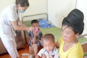 Sông Mã: 20 người bị ngộ độc thực phẩm