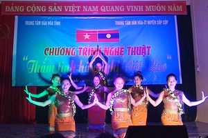 Chương trình văn nghệ “Thắm tình hữu nghị Việt Nam - Lào