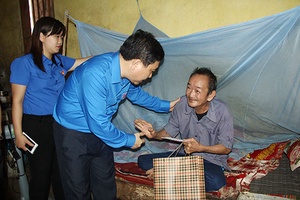 Các đơn vị, địa phương thăm, tặng quà các gia đình thương binh liệt sỹ