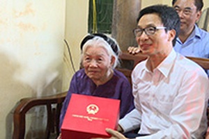 Phó Thủ tướng Vũ Đức Đam thăm, tặng quà người có công với cách mạng tỉnh Hưng Yên
