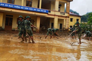 Trắng đêm giúp dân nơi “rốn lũ"
