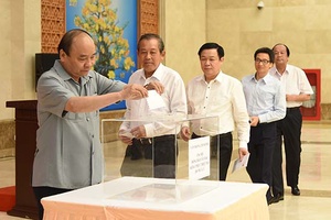 Lãnh đạo Chính phủ quyên góp ủng hộ đồng bào các tỉnh Tây Bắc