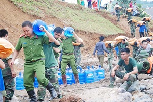 Công an Sơn La chung sức giúp đồng bào khắc phục hậu quả mưa lũ