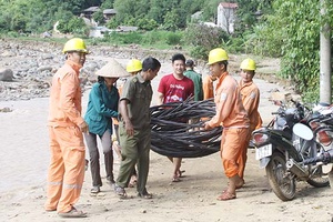 Khẩn trương khắc phục hệ thống lưới điện sau mưa lũ