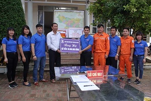 Các cá nhân, tổ chức ủng hộ đồng bào bị thiệt hại do mưa lũ tại huyện Mường La