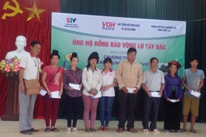 Các tổ chức, cá nhân ủng hộ đồng bào bị thiệt hại do mưa lũ tại huyện Mường La