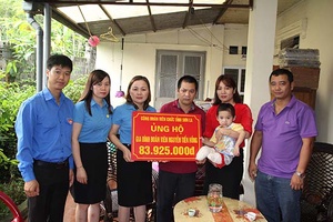 Công đoàn Viên chức tỉnh: Trao tiền hỗ trợ cho gia đình đoàn viên bị thiên tai