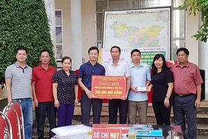 Các tổ chức, cá nhân ủng hộ đồng bào bị thiệt hại do mưa lũ tại huyện Mường La