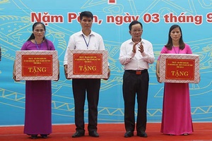 Thường trực tỉnh ủy dự khai giảng năm học mới tại xã Nặm Păm