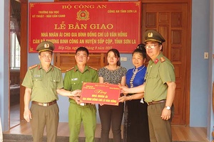 Bàn giao “Nhà nhân ái” cho  gia đình thương binh ở Sốp Cộp   