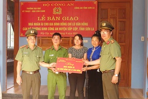 Bàn giao “Nhà nhân ái” cho gia đình thương binh ở Sốp Cộp