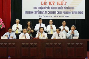 Lễ ký kết thỏa thuận hợp tác toàn diện trên các lĩnh vực bưu chính chuyển phát, tài chính bưu chính, phân phối truyền thống giữa UBND tỉnh và Tổng Công ty Bưu điện Việt Nam