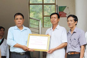 Tạp chí Người làm báo: Ủng hộ đồng bào bị thiệt hại do mưa lũ  tại huyện Mường La