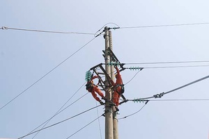 Khẩn trương khôi phục hệ thống lưới điện sau mưa lũ