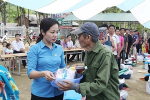 LĐLĐ tỉnh:  Thăm, tặng quà nhân dân và tổ chức Trung thu cho học sinh xã Chiềng Phung
