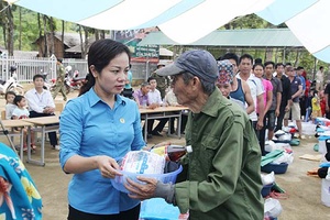 LĐLĐ tỉnh: Thăm, tặng quà nhân dân và tổ chức Trung thu cho học sinh xã Chiềng Phung