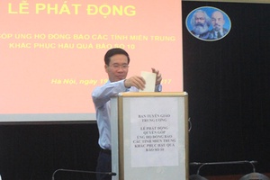 Ban Tuyên giáo Trung ương quyên góp ủng hộ đồng bào các tỉnh miền Trung