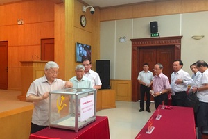 Văn phòng Trung ương Đảng quyên góp ủng hộ đồng bào các tỉnh miền Trung