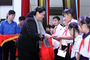 Phó Chủ tịch Thường trực Quốc hội Tòng Thị Phóng trao quà trung thu cho trẻ em Bến Tre