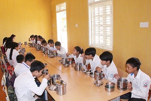 Chăm lo cho học sinh bán trú   