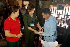 Hội Chữ thập đỏ: Trao 20 triệu đồng ủng hộ gia đình có người chết và mất tích do mưa, lũ tại huyện Vân Hồ