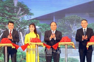 Thủ tướng cắt băng khánh thành Trung tâm hội nghị quốc tế Ariyana phục vụ APEC