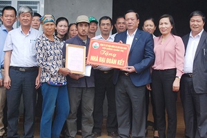 Mộc Châu: Bàn giao 143 nhà Đại đoàn kết