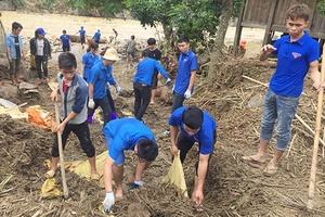 Tuổi trẻ Phù Yên xung kích khắc phục hậu quả mưa lũ   