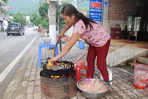 Nỗi lo an toàn vệ sinh thực phẩm tại cổng trường học   