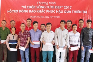 Công ty BHNT Dai-ichi Việt Nam: Trao 100 phần quà cho bà con xã Mường Thải