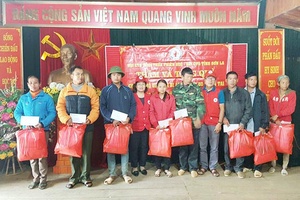 Trao 100 suất quà cho các gia đình bị thiệt hại do cơn bão số 10