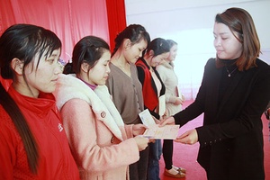 Bế giảng các lớp đào tạo nghề may công nghiệp tại Phù Yên