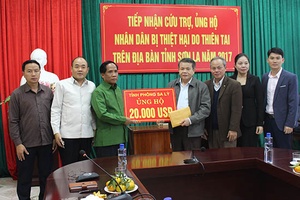 Đoàn công tác tỉnh Phông Sa Lỳ (nước CHDCND Lào) thăm và trao tiền ủng hộ khắc phục hậu quả thiên tai tại tỉnh ta